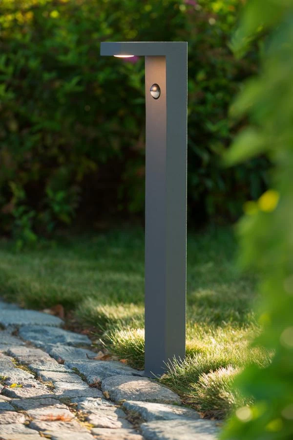 Lucide TEXAS-IR - Bollard light - LED - 1x7W 3000K - IP54 - Motion Sensor - Anthracite - ambiance 2